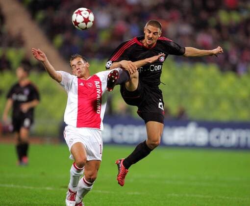 Sebastian Deisler (Bayern, re.) mit gestrecktem Bein gegen Wesley Sneijder (Ajax) Fußball EC 1 Herren Champions League 2004 2005, FC Bayern München - Ajax Amsterdam 4:0, Vdig, Gruppe München Dynamik,