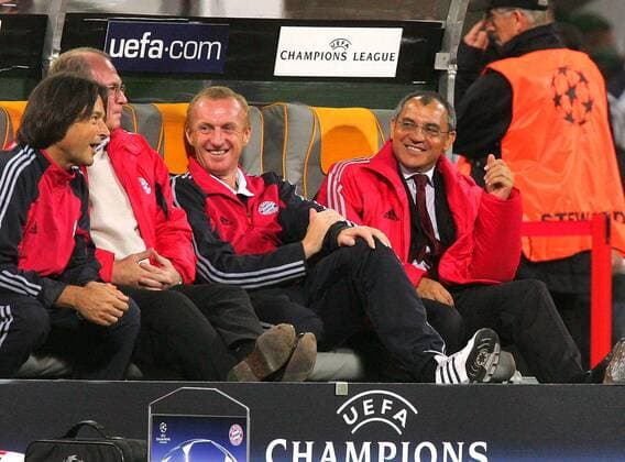Gute Stimmung auf der Bayern Bank mit (v.re.) Trainer Felix Magath, Co-Trainer Seppo Eichkorn, Manager Uli Hoeneß und Mannschaftsarzt Dr. Hans Wilhelm Müller Wohlfahrt Fußball EC 1 Herren Champions League 2004 2005, FC Bayern München, Vdig, Gruppe München Freude,