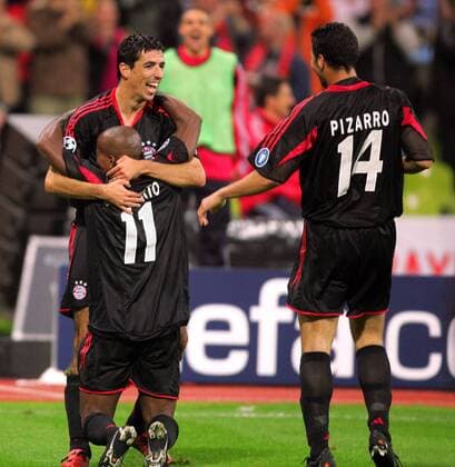 Roy Makaay (hi.), Ze Roberto (li.) und Claudio Pizarro (alle Bayern) feiern ausgelassen die verdiente 4:0-Führung Fußball EC 1 Herren Champions League 2004 2005, FC Bayern München, Vdig, Gruppe München Begeisterung, Freude,