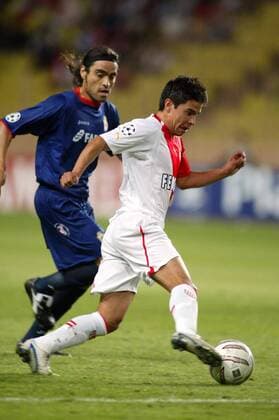 Javier Saviola (Monaco, re.) gegen Aldo Pedro Duscher (La Coruna) Fußball EC 1 Herren Champions League 2004 2005, AS Monaco - Deportivo La Coruna 2:0, Vdig, Gruppe Pan7289 Monte Carlo Dynamik,  