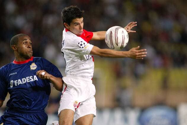 Javier Saviola (Monaco, re.) am Ball vor Jorge Andrade (La Coruna) Fußball EC 1 Herren Champions League 2004 2005, AS Monaco - Deportivo La Coruna 2:0, Vdig, Gruppe Pan7289 Monte Carlo Dynamik,  