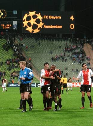 Schlußjubel Bayern nach dem glanzvollen 4:0 über Ajax Amsterdam, v. li.: Torwart Oliver Kahn, Roy Makaay, Ze Roberto und Lucio Fußball EC 1 Herren Champions League 2004 2005, FC Bayern München - Ajax Amsterdam 4:0, Vdig Gruppe München Freude,