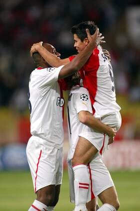 Torschütze Javier Saviola (re.) wird von Maicon (li.) und Pontus Farnerud (alle Monaco) nach der 2:0-Führung gefeiert Fußball EC 1 Herren Champions League 2004 2005, AS Monaco, Vdig, Gruppe Pan7289 Monte Carlo Freude,  
