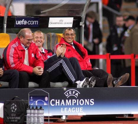 Gute Laune auf der Bayern-Bank v.re.: Trainer Felix Magath, Co-Trainer Seppo Eichkorn und Manager Uli Hoeneß Fußball EC 1 Herren Champions League 2004 2005, FC Bayern München, Gruppe München Freude,