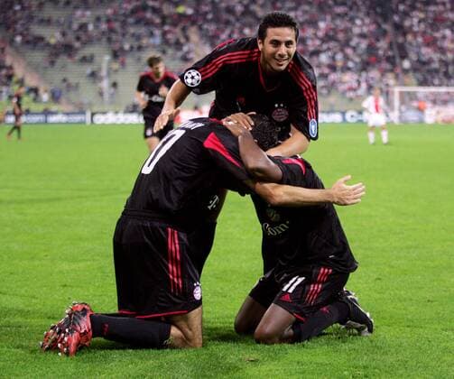 Claudio Pizarro (Mitte) jubelt mit den beiden Torschützen Roy Makaay (li.) und Ze Roberto (alle Bayern) Fußball EC 1 Herren Champions League 2004 2005, FC Bayern München, Gruppe München Freude,