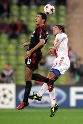 Roy Makaay (li., Bayern) gegen Zdenek Grygera (Ajax) Fußball EC 1 Herren Champions League 2004 2005, FC Bayern München - Ajax Amsterdam 4:0, Gruppe München Dynamik, Höhe,