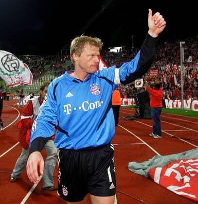 Torwart Oliver Kahn (Bayern) bedankt sich bei den Anhängern Fußball EC 1 Herren Champions League 2004 2005, FC Bayern München, Vdig Einzelbild München