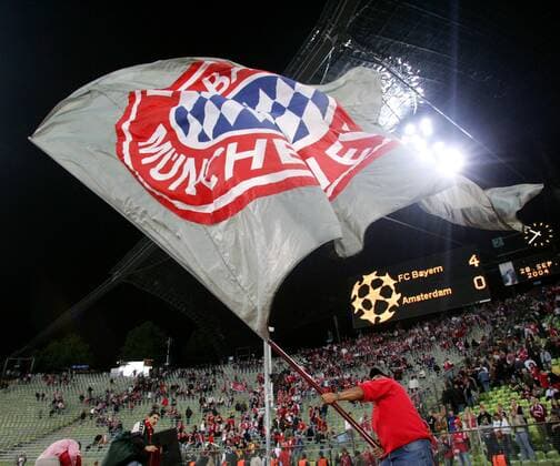 Die Bayern-Fahne flattert im Wind und wie ein solcher hat der FC Bayern Ajax Amsterdam mit 4:0 aus dem Olympiastadion gefegt Fußball EC 1 Herren Champions League 2004 2005, FC Bayern München - Ajax Amsterdam 4:0, Vdig Einzelbild Aufmacher München