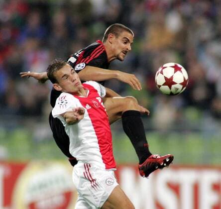 Wesley Sneijder (Ajax, vorn) gegen Sebastian Deisler (Bayern) Fußball EC 1 Herren Champions League 2004 2005, FC Bayern München - Ajax Amsterdam 4:0, Vdig Gruppe München Dynamik, Kampf,