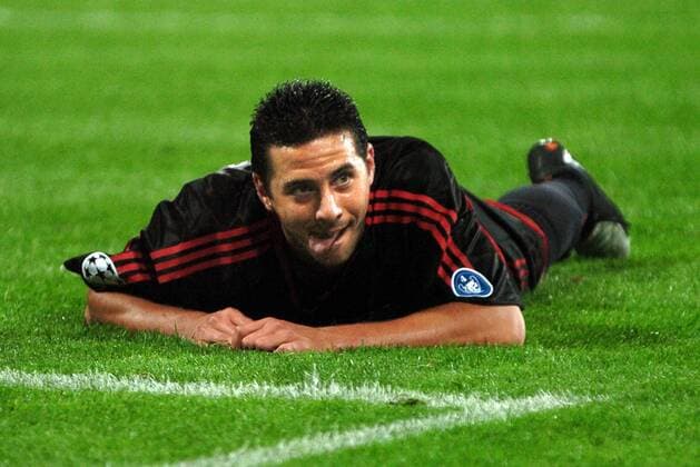 Claudio Pizarro (Bayern) hechelt am Boden nach Luft Fußball EC 1 Herren Champions League 2004 2005, FC Bayern München, Vdig Einzelbild München Erschöpfung,