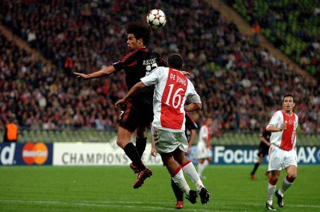 Michael Ballack (Bayern, li.) gegen Nigel de Jong (Ajax) Fußball EC 1 Herren Champions League 2004 2005, FC Bayern München - Ajax Amsterdam 4:0, Vdig Gruppe München Dynamik,