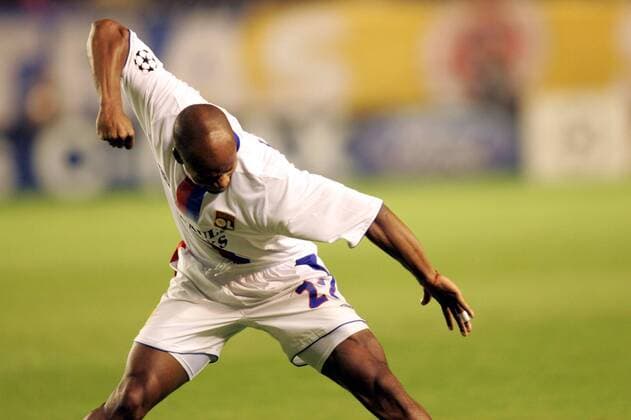 Sylvain Wiltord (Lyon) feiert ausgelassen die 1:2-Führung Fußball EC 1 Herren Champions League 2004 2005, Olympique Lyonnais, OL, Vdig, Einzelbild Pan7291 Prag Begeisterung, Freude,  