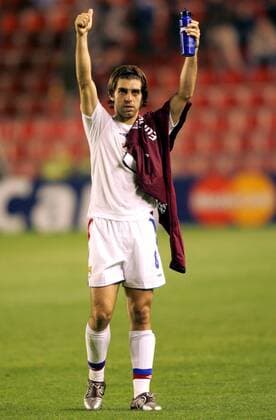 Juninho (Lyon) bedankt sich nach dem 1:2-Erfolg bei den mitgereisten Anhängern Fußball EC 1 Herren Champions League 2004 2005, Olympique Lyonnais, OL, Vdig, Einzelbild Pan7291 Prag Freude,  