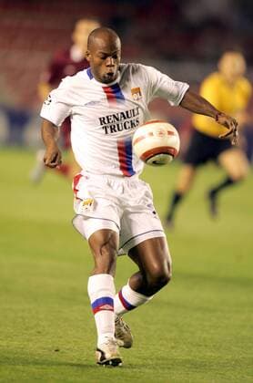 Sylvain Wiltord (Lyon) am Ball Fußball EC 1 Herren Champions League 2004 2005, Olympique Lyonnais, OL, Vdig, Einzelbild Pan7291 Prag Dynamik,  