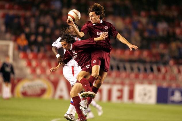 Tomas Sivok (re.) und Ales Urbanek (beide Sparta Prag) am Ball vor Essien (Lyon) Fußball EC 1 Herren Champions League 2004 2005, Sparta Prag - Olympique Lyonnais 1:2, OL, Vdig, Gruppe Pan7291 Prag Dynamik,  