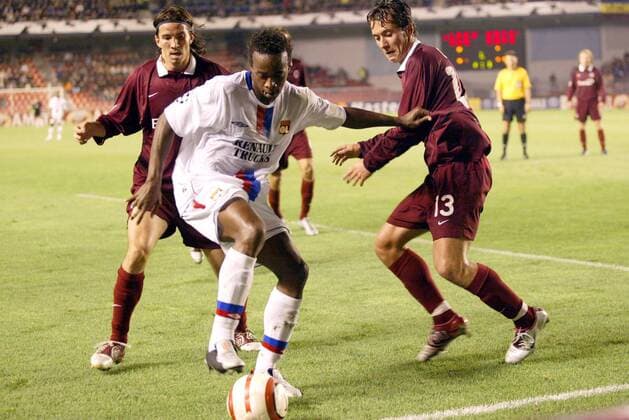 Sidney Govou (Lyon, Mitte) kontrolliert den Ball gegen Marek Cech (re.) und Ales Urbanek (beide Sparta Prag) Fußball EC 1 Herren Champions League 2004 2005, Sparta Prag - Olympique Lyonnais 1:2, OL, Vdig, Gruppe Pan7291 Prag Dynamik,  