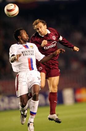 Sidney Govou (Lyon, li.) gegen Karel Poborsky (Sparta Prag) Fußball EC 1 Herren Champions League 2004 2005, Sparta Prag - Olympique Lyonnais 1:2, OL, Vdig, Gruppe Pan7291 Prag Dynamik,  