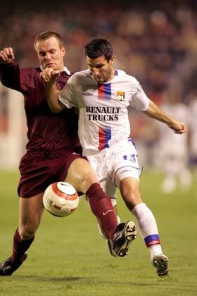 Pierre Alain Frau (Lyon, re.) gegen Jiri Homola (Sparta Prag) Fußball EC 1 Herren Champions League 2004 2005, Sparta Prag - Olympique Lyonnais 1:2, OL, Vdig, Gruppe Pan7291 Prag Dynamik,  