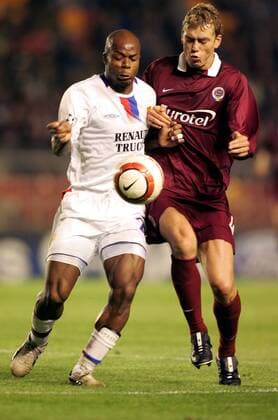 Sylvain Wiltord (Lyon, li.) gegen Pavel Pergl (Sparta Prag) Fußball EC 1 Herren Champions League 2004 2005, Sparta Prag - Olympique Lyonnais 1:2, OL, Vdig, Gruppe Pan7291 Prag Dynamik,  