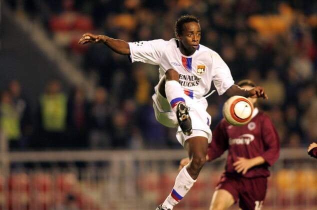 Sidney Govou (Lyon) am Ball Fußball EC 1 Herren Champions League 2004 2005, Olympique Lyonnais, OL, Vdig, Einzelbild Pan7291 Prag Dynamik,  
