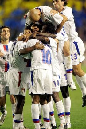 Torjubel Lyon nach dem 1:1-Ausgleich Fußball EC 1 Herren Champions League 2004 2005, Olympique Lyonnais, OL, Vdig, Gruppe Pan7291 Prag Begeisterung, Freude,  
