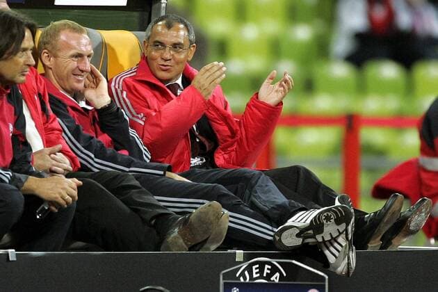 Zufriedene Gesichter bei Trainer Felix Magath (re.), Co Trainer Seppo Eichkorn (Mitte) und Mannschaftsarzt Dr. Müller Wohlfahrt (alle Bayern) Fußball EC 1 Herren Champions League 2004 2005, FC Bayern München Gruppe München