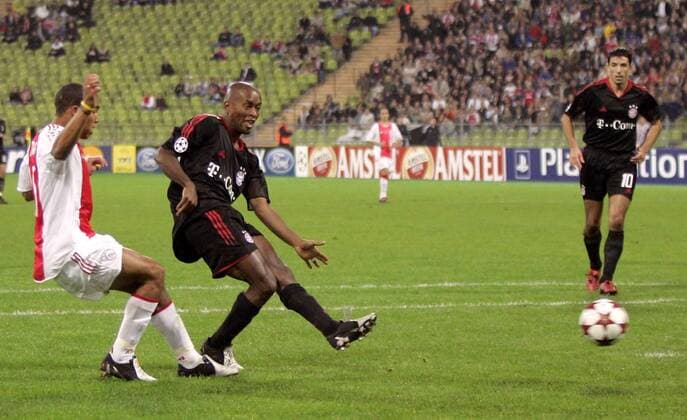 Ze Roberto (Bayern, re.) erzielt den Treffer zum 4:0, de Jong (Ajax) kommt zu spät Fußball EC 1 Herren Champions League 2004 2005, FC Bayern München - Ajax Amsterdam 4:0 Gruppe München Dynamik,