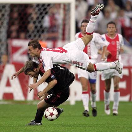 Torsten Frings (Bayern) unterläuft Wesley Sneijder (Ajax) Fußball EC 1 Herren Champions League 2004 2005, FC Bayern München - Ajax Amsterdam 4:0 Gruppe München Dynamik,