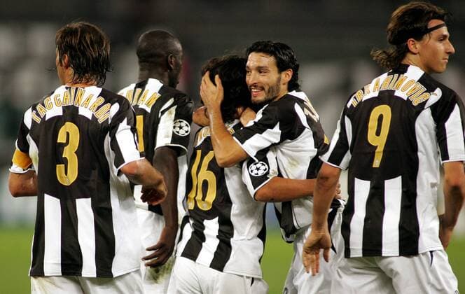 Torjubel Juventus Turin mit (v.re.) Zlatan Ibrahimovic, Gianluca Zambrotta, Torschütze Mauro Camoranesi, Thuram und Tacchinardi - PUBLISHING RIGHTS FOR GERMAN MEDIA ONLY Fußball EC 1 Herren Champions League 2004 2005, Juventus Turin, Juve, Vdig, Gruppe Turin Freude,