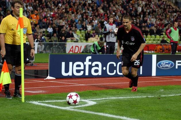 Sebastian Deisler (Bayern) tritt einen Eckball Fußball EC 1 Herren Champions League 2004 2005, FC Bayern München Gruppe München