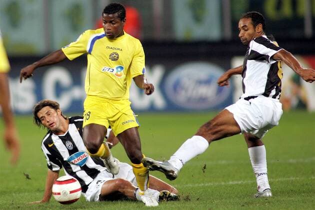 Ismael Addo (Maccabi Tel Aviv, Mitte) setzt sich gegen Emerson (re.) und Alessio Tacchinardi (beide Juventus) durch - PUBLISHING RIGHTS FOR GERMAN MEDIA ONLY Fußball EC 1 Herren Champions League 2004 2005, Juventus Turin - Maccabi Tel Aviv 1:0, Juve, Vdig, Gruppe Turin Dynamik,