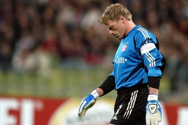 Torwart Oliver Kahn (Bayern) enttäuscht Fußball EC 1 Herren Champions League 2004 2005, FC Bayern München Einzelbild München Enttäuschung, Nachdenklichkeit,