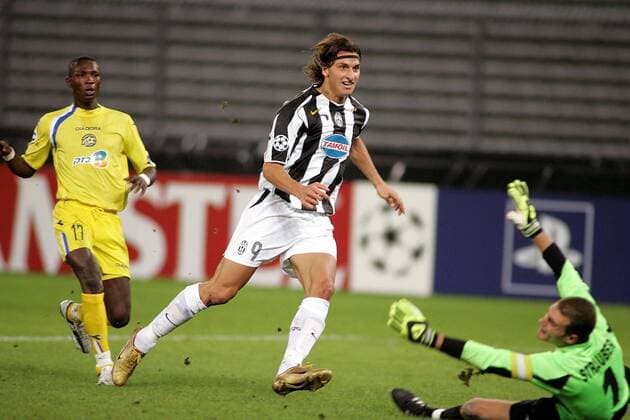 Zlatan Ibrahimovic (Juventus, Mitte) setzt sich gegen John Pantsil (li.) und Torwart Liran Strauber (beide Maccabi Tel Aviv) durch - PUBLISHING RIGHTS FOR GERMAN MEDIA ONLY Fußball EC 1 Herren Champions League 2004 2005, Juventus Turin - Maccabi Tel Aviv 1:0, Juve, Vdig, Gruppe Turin Dynamik,