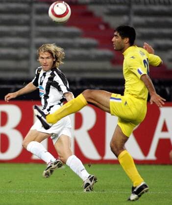 Pavel Nedved (Juventus, li.) beobachtet die Ballannahme von Yehoshua Nigar (Maccabi Tel Aviv) - PUBLISHING RIGHTS FOR GERMAN MEDIA ONLY Fußball EC 1 Herren Champions League 2004 2005, Juventus Turin - Maccabi Tel Aviv 1:0, Juve, Vdig, Gruppe Turin Dynamik,