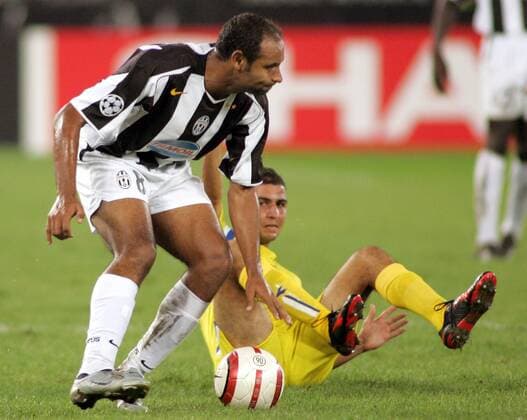 Emerson (Juventus, li.) setzt sich gegen Elad Bounfeld (Maccabi Tel Aviv) durch - PUBLISHING RIGHTS FOR GERMAN MEDIA ONLY Fußball EC 1 Herren Champions League 2004 2005, Juventus Turin - Maccabi Tel Aviv 1:0, Juve, Vdig, Gruppe Turin