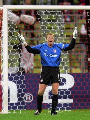 Torwart Oliver Kahn (Bayern) ratlos Fußball EC 1 Herren Champions League 2004 2005, FC Bayern München, Vdig Einzelbild München
