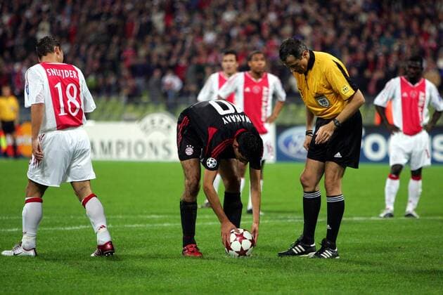 Roy Makaay (Bayern, Mitte) legt sich den Ball am Elfmeterpunkt zurecht, FIFA-Schiedsrichter Alain Sars und Wesley Sneijder (Ajax) überwachen das ganze Fußball EC 1 Herren Champions League 2004 2005, FC Bayern München - Ajax Amsterdam 4:0, Vdig Gruppe München