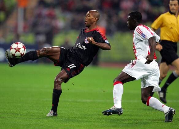 Ze Roberto (Bayern, li.) gegen Anthony Obodai (Ajax) Fußball EC 1 Herren Champions League 2004 2005, FC Bayern München - Ajax Amsterdam 4:0, Vdig Gruppe München Dynamik,