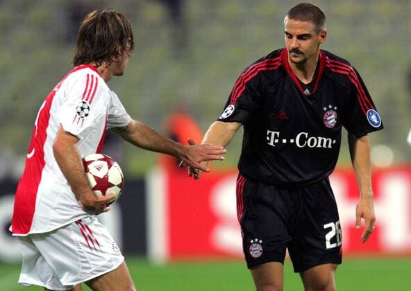 Maxwell (Ajax, li.) reicht Sebastian Deisler (Bayern) die Hand Fußball EC 1 Herren Champions League 2004 2005, FC Bayern München - Ajax Amsterdam 4:0, Vdig Gruppe München