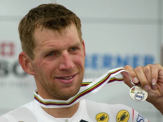 Michael Rich (Deutschland) präsentiert seine Silbermedaille Radsport WM Herren Weltmeisterschaft 2004, Straßenradsport, Straße, Rad, Zeitfahren, Einzelzeitfahren Porträt Bardolino Verona
