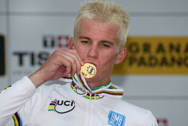 Weltmeister Michael Rogers (Australien) küßt seine Goldmedaille Radsport WM Herren Weltmeisterschaft 2004, Straßenradsport, Straße, Rad, Zeitfahren, Einzelzeitfahren Porträt Regenbogentrikot, Bardolino Verona