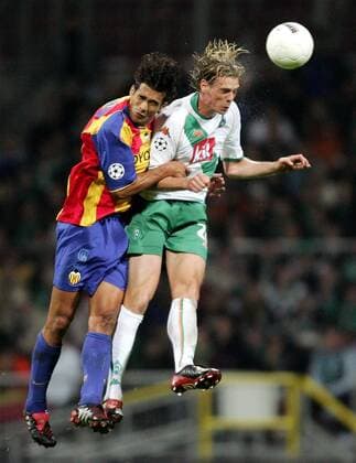 Bernardo Corradi (li., Valencia) gegen Tim Borowski (Bremen) Fußball EC 1 Herren Champions League 2004 2005, SV Werder Bremen - FC Valencia 2:1 Gruppe Bremen Dynamik,