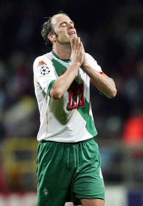Fabian Ernst (Bremen) bittet um göttlichen Beistand Fußball EC 1 Herren Champions League 2004 2005, SV Werder Bremen Einzelbild Bremen Enttäuschung, Ungeduld, Verzweiflung