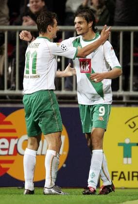 Miroslav Klose (li.) und Angelos Charisteas (beide Bremen) - Torjubel Fußball EC 1 Herren Champions League 2004 2005, SV Werder Bremen Gruppe Bremen Freude,