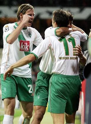 Torjubel Bremen, v.li.: Tim Borowski, Torschütze Miroslav Klose und Nelson Haedo Valdez Fußball EC 1 Herren Champions League 2004 2005, SV Werder Bremen Gruppe Bremen Glück, Begeisterung, Freude,