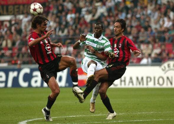 Henri Camara (Mitte, Celtic) gegen Paolo Maldini (li.) und Alessandro Nesta (beide Milan) Fußball EC 1 Herren Champions League 2004 2005, AC Mailand - Celtic Glasgow 3:1 Gruppe Mailand Dynamik,