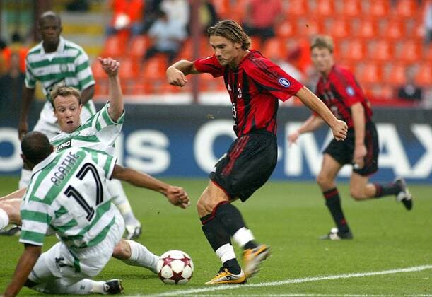 Andriy Shevchenko (re., Milan) setzt sich gegen Didier Agathe (17) und Joos Valgaeren (beide Celtic) durch und zieht ab - 1:0 Fußball EC 1 Herren Champions League 2004 2005, AC Mailand - Celtic Glasgow 3:1 Gruppe Mailand Dynamik, Kampf,