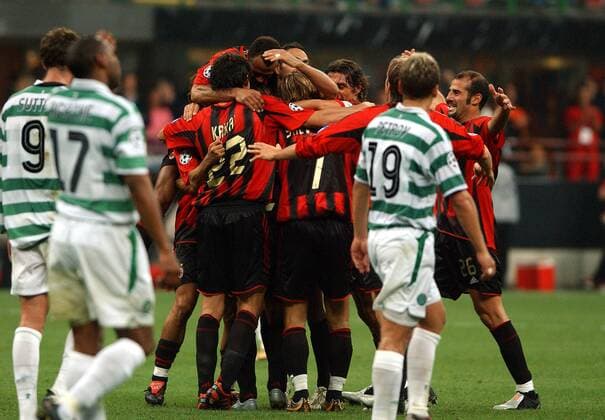 Torjubel Milan neben frustrierten Celtic Spielern Fußball EC 1 Herren Champions League 2004 2005, AC Mailand - Celtic Glasgow 3:1 Gruppe Mailand Begeisterung, Freude,