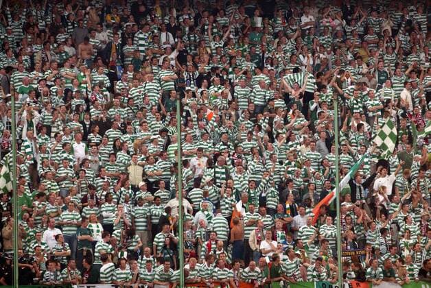 Der Celtic Fanblock im Grün Weißen Einheitslook Fußball EC 1 Herren Champions League 2004 2005, Celtic Glasgow Totale Mailand