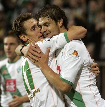 Angelos Charisteas (re.) und Miroslav Klose (beide Bremen) - Torjubel mit einer herzlichen Umarmung Fußball EC 1 Herren Champions League 2004 2005, SV Werder Bremen, Vdig Gruppe Bremen Freude,